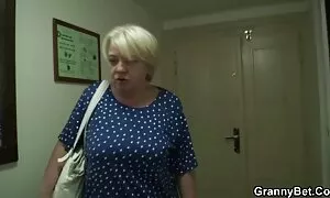 Blond adolescent obtient soin du film francais porno streaming visage après chienchien et cowgirl sexe