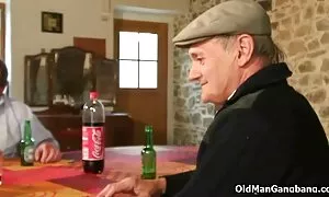 Drôle Japonais Tinka aime les jouets et la bite film porno streaming en francais à l'intérieur de son